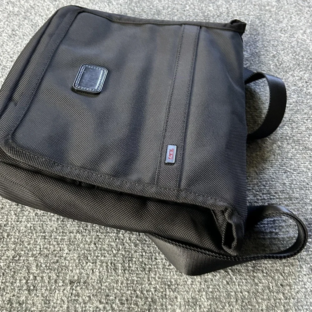 TUMI Alpha Black Ballistic Nylon Messenger Laptop Crossbody‎ Bag Slim EUC
